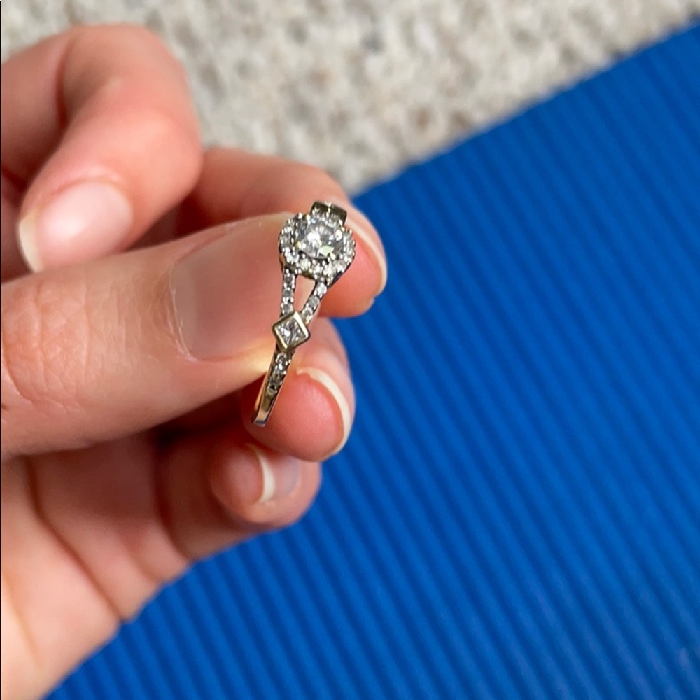 Diamond engagement ring - Picture 9 of 10